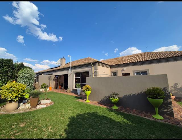 2 BEDROOM TOWNHOUSE FOR SALE IN VANDERBIJLPARK SE 2